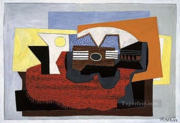  Rouge Lienzo - Guitare sur un tapis rouge 1922 Cubismo
